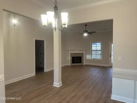 Living - 944 Collie Dr, Hernando, MS 38632 photo 2 of 3