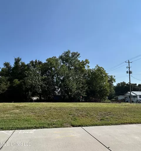 1067 Division St, Biloxi, MS 39530