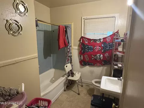 Bath - 732 Monterey St, Jackson, MS 39204 photo 1 of 2