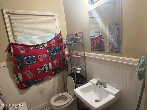 Bath - 732 Monterey St, Jackson, MS 39204 photo 2 of 2