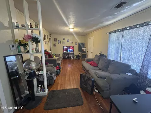 Living - 732 Monterey St, Jackson, MS 39204 photo 2 of 3