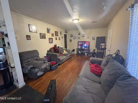 Living - 732 Monterey St, Jackson, MS 39204 photo 3 of 3