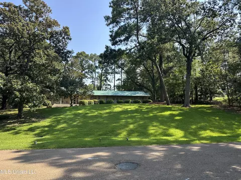 2535 Honeysuckle Ln, Jackson, MS 39211