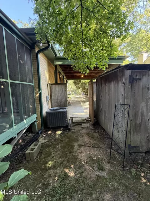 Exterior - 1709 Laurel St, Jackson, MS 39202 photo 6 of 8