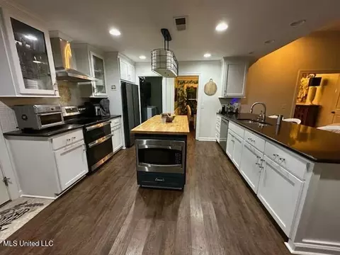 Kitchen - 60 Chestnut Dr, Madison, MS 39110 photo 2 of 6