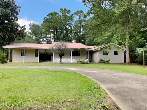932 Saint Ann St, Gautier, MS 39553