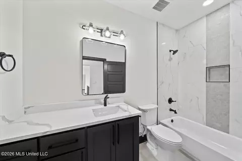 Bath - 1474 Tributary Dr, Hernando, MS 38632 photo 6 of 6