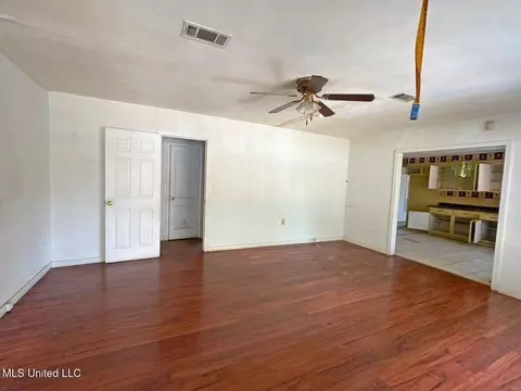 Living - 210 Lea Cir, Jackson, MS 39204 photo 2 of 3