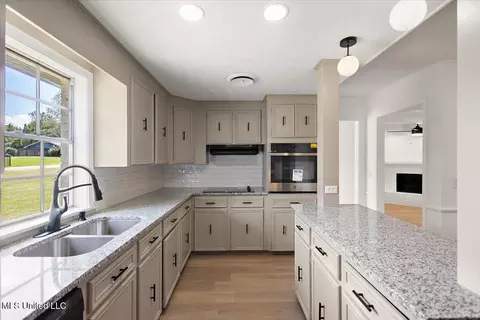 Kitchen - 19 Nelson Cir, Jackson, MS 39212 photo 2 of 2