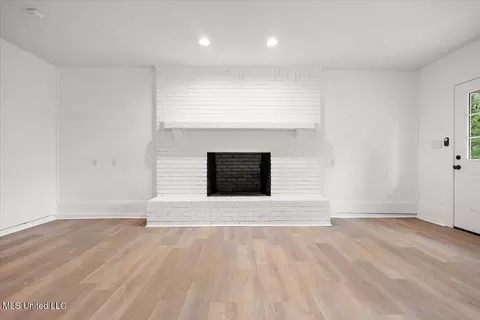 Living - 19 Nelson Cir, Jackson, MS 39212 photo 6 of 8