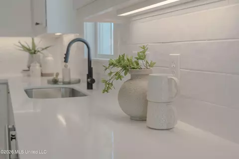 Kitchen - 918 Bald Eagle Dr, Brandon, MS 39047 photo 10 of 12