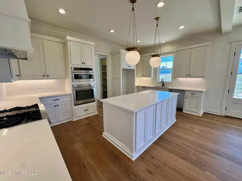 Kitchen - 918 Bald Eagle Dr, Brandon, MS 39047 photo 4 of 7