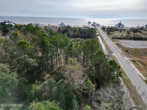 222 Terrace Ave, Waveland, MS 39576