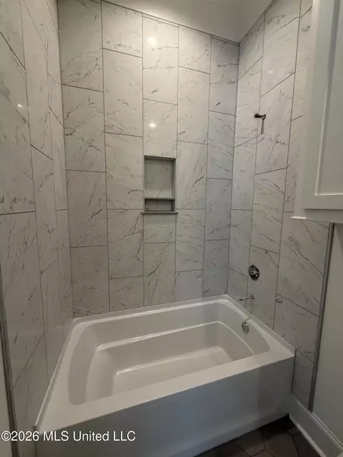 Bath - 910 Bald Eagle Dr, Brandon, MS 39047 photo 5 of 6