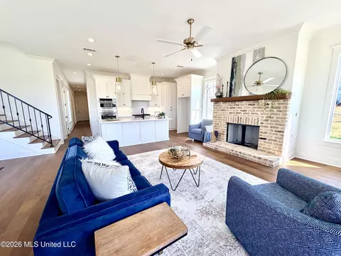 Living - 910 Bald Eagle Dr, Brandon, MS 39047 photo 2 of 4