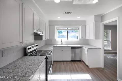 Kitchen - 135 Ridge Cv, Brandon, MS 39042 photo 1 of 3
