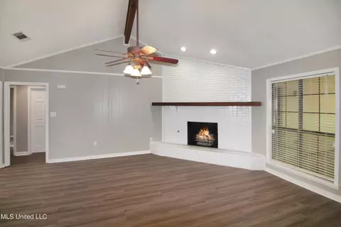 Living - 135 Ridge Cv, Brandon, MS 39042 photo 2 of 3