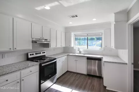 Kitchen - 135 Ridge Cv, Brandon, MS 39042 photo 3 of 3