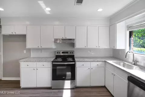 Kitchen - 135 Ridge Cv, Brandon, MS 39042 photo 2 of 3