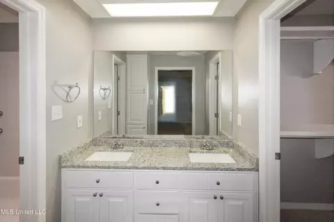 Bath - 135 Ridge Cv, Brandon, MS 39042 photo 1 of 4