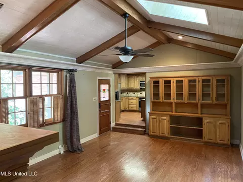 Living - 500 Charles St, Brookhaven, MS 39601 photo 2 of 4
