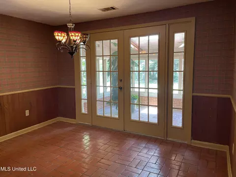 Dining - 500 Charles St, Brookhaven, MS 39601 photo 1 of 2