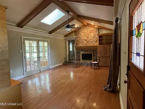 Living - 500 Charles St, Brookhaven, MS 39601 photo 1 of 4