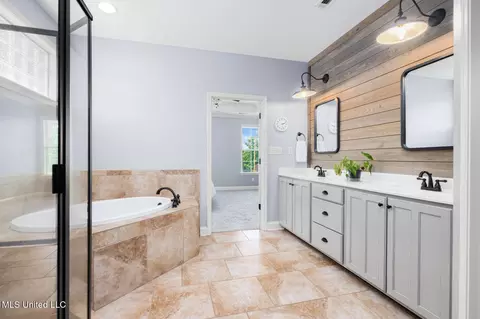 Bath - 608 Shadow View Dr, Hernando, MS 38632 photo 4 of 5