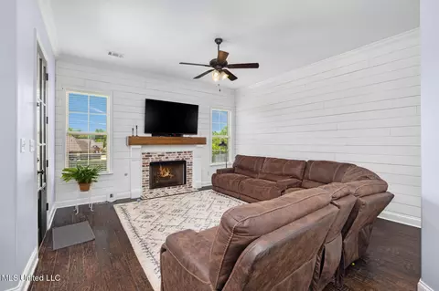 Living - 608 Shadow View Dr, Hernando, MS 38632 photo 2 of 2