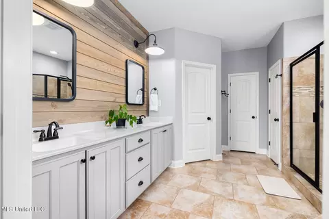 Bath - 608 Shadow View Dr, Hernando, MS 38632 photo 1 of 5