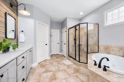 Bath - 608 Shadow View Dr, Hernando, MS 38632 photo 2 of 5