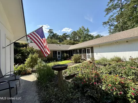 Exterior - 901 Morningside Dr, Brookhaven, MS 39601 photo 5 of 13
