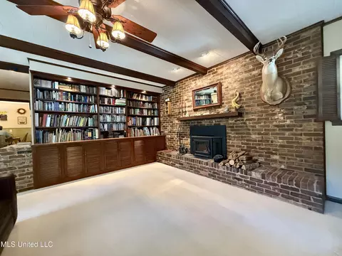 Living - 901 Morningside Dr, Brookhaven, MS 39601 photo 2 of 5