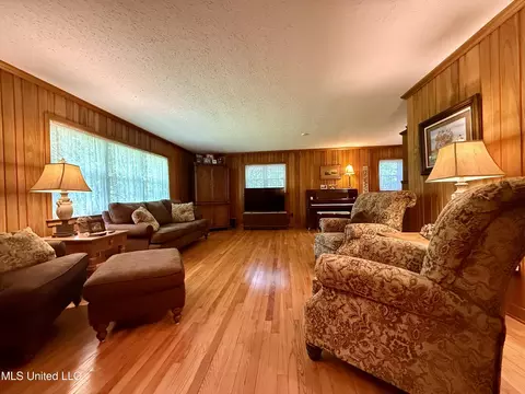 Living - 901 Morningside Dr, Brookhaven, MS 39601 photo 4 of 5