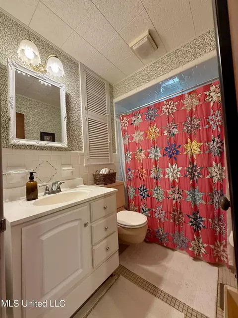 Bath - 901 Morningside Dr, Brookhaven, MS 39601 photo 3 of 5