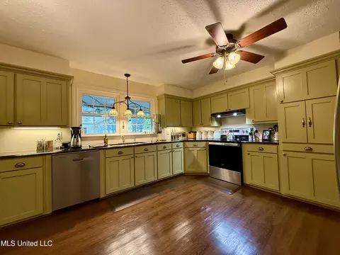 Kitchen - 901 Morningside Dr, Brookhaven, MS 39601 photo 2 of 5
