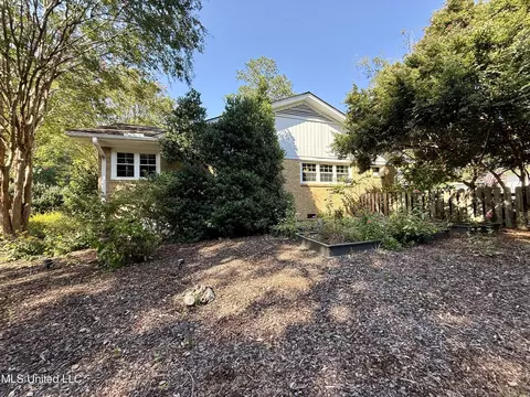 Exterior - 901 Morningside Dr, Brookhaven, MS 39601 photo 7 of 13