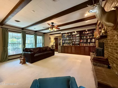 Living - 901 Morningside Dr, Brookhaven, MS 39601 photo 3 of 5