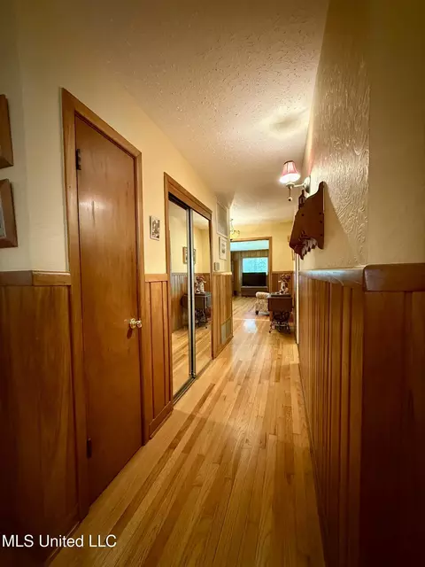 Entry Way - 901 Morningside Dr, Brookhaven, MS 39601 photo 2 of 2