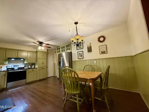 Kitchen - 901 Morningside Dr, Brookhaven, MS 39601 photo 4 of 5