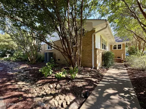 Exterior - 901 Morningside Dr, Brookhaven, MS 39601 photo 9 of 13