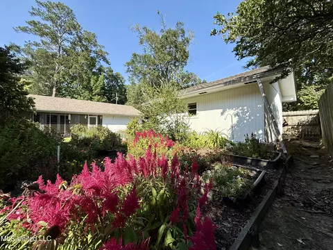 Exterior - 901 Morningside Dr, Brookhaven, MS 39601 photo 6 of 13