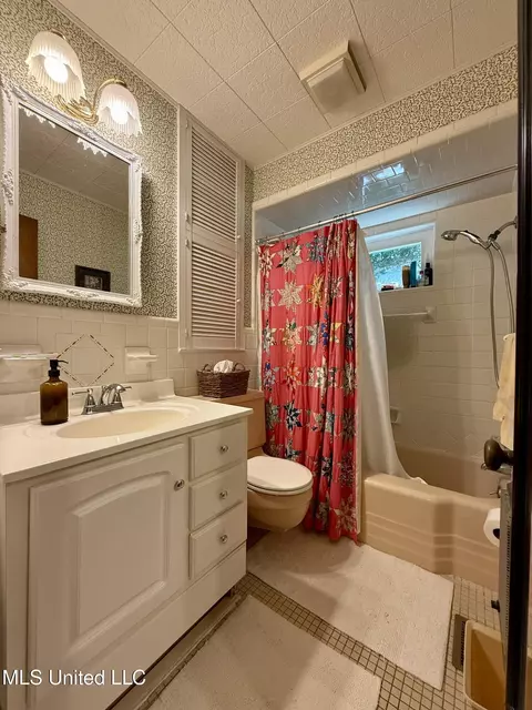 Bath - 901 Morningside Dr, Brookhaven, MS 39601 photo 2 of 5