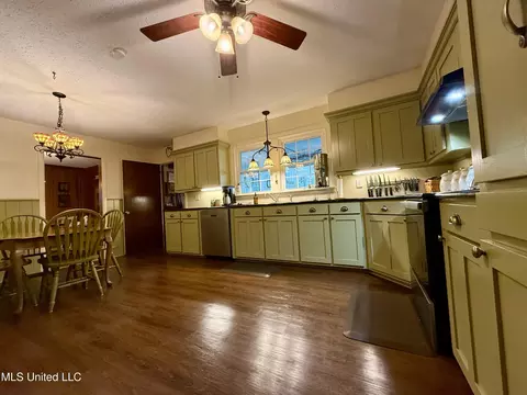 Kitchen - 901 Morningside Dr, Brookhaven, MS 39601 photo 3 of 5