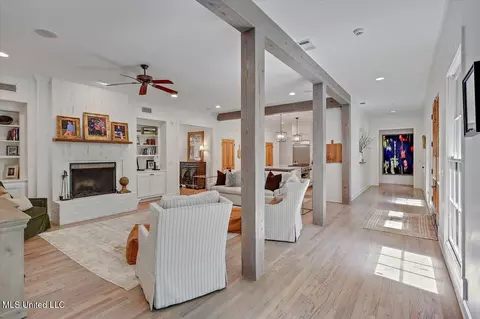 Entry Way - 3844 Hawthorne Dr, Jackson, MS 39206 photo 7 of 8