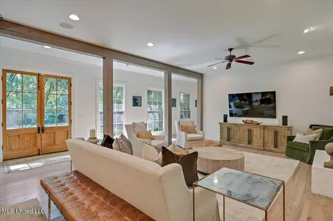 Living - 3844 Hawthorne Dr, Jackson, MS 39206 photo 3 of 5