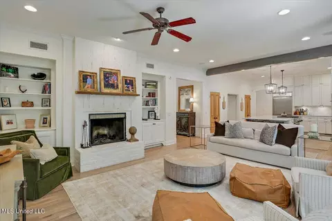 Living - 3844 Hawthorne Dr, Jackson, MS 39206 photo 5 of 5
