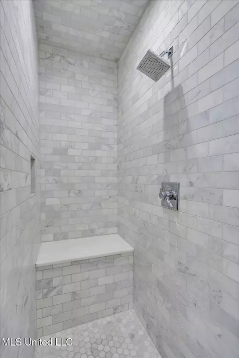 Bath - 3844 Hawthorne Dr, Jackson, MS 39206 photo 2 of 6