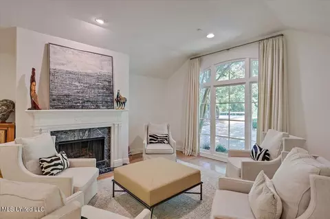Living - 3844 Hawthorne Dr, Jackson, MS 39206 photo 1 of 5