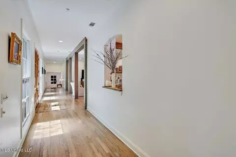 Entry Way - 3844 Hawthorne Dr, Jackson, MS 39206 photo 4 of 8